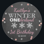 Winter ONEderland Chalkboard 1:a födelsedag Runt Klistermärke<br><div class="desc">Fira i stil med det här trendiget,  första födelsedag,  tack party för dina klistermärken. Utformningen är enkel att anpassa med din egen formulering och din familj och dina vänner blir glada när de ser dessa fantastiska klistermärken.</div>
