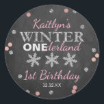 Winter ONEderland Chalkboard 1:a födelsedag Runt Klistermärke<br><div class="desc">Fira i stil med det här trendiget,  första födelsedag,  tack party för dina klistermärken. Utformningen är enkel att anpassa med din egen formulering och din familj och dina vänner blir glada när de ser dessa fantastiska klistermärken.</div>