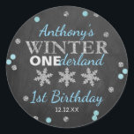 Winter ONEderland Chalkboard 1:a födelsedag Runt Klistermärke<br><div class="desc">Fira i stil med det här trendiget,  första födelsedag,  tack party för dina klistermärken. Utformningen är enkel att anpassa med din egen formulering och din familj och dina vänner blir glada när de ser dessa fantastiska klistermärken.</div>