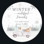 Winter Onederland, förstafödelsedag Runt Klistermärke<br><div class="desc">Fira din lilla första " vinterfödelsedag" med vår vackra snöflummidekalk! Med charmerande trädsdjur ger dessa söta märkre en personlig beröring till party favors,  varma hjärtan trots kylan. Anpassa dem för en verkligt unik och verkligt speciell dag. Skapa magiska minnen!</div>