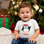 Winter ONEderland Penguin Monogram första födelsed T-shirt<br><div class="desc">Winter wonderland "ONEderland"-skjortans första födelsedagsfest har en söt arktisk penguin med en julhatt med nummer "1" / ett på hans tumme. Isblått,  turkos,  rött,  svart och vitt färg. Anpassa med ditt barns första namn.</div>
