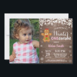 Winter Onederland Rustic Girl 1st Birthday Inbjudningar<br><div class="desc">Winter Onederland Rustic Girl 1:a födelsedagsinbjudan med foto av anpassningsbar. Vit snöflummel. Flickan Födelsedagsfest inbjudan. Winter Helgdag Bday. Rustic Wood Background. Land Vintage Retro Barn. Om du vill göra ytterligare anpassningar klickar du på knappen "Anpassa" och användor verktyg som är utformat för att ändra mallen.</div>