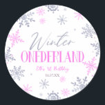 Winter ONEderland Snowflake 1st Birthday Party Runt Klistermärke<br><div class="desc">Det här är Winter ONEderland Rosa Snowflake 1st First Födelsedagsfest Favor Sticker!</div>