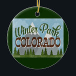 Winter Park Colorado Roligt Retro Snowy Mountains Julgransprydnad Keramik<br><div class="desc">Winter Park Colorado neo vintage resor är utformat i roligt retro tecknad stil med snö täckta berg,  skog och träd nedanför,  blå himmel och coola text som återger texten.</div>