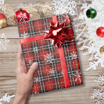 Winter Play Snowflake Red Black Presentpapper<br><div class="desc">Rustik vinterröd och svart pladatartan med snö och snöflingor mönster. Kontakta designern via Zazzle-Chattan eller makeitaboutyoustore@gmail.com om du vill ha den här designen på en annan produkt eller samordnande artiklar.</div>
