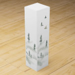 Winter Scene Presentask för Vinflaska<br><div class="desc">Den här vinpresentboxen har en vattenfärgscen i eleganten gräs träd under vintern i rikens skuggor av grått. På ena sidan flyger en fågel i himlar. Samordna med de övriga punkterna i denna vintertemainsamling. Om du tycker om det du ser, men inte ser vad du vill, kan jag redigera mina designar...</div>