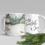 Winter Sjö Landcape Tidings of Comfort and Joy Kaffemugg<br><div class="desc">Winter Lakeside Ligcape med texten "Tidings of Comfort and Joy" i trendigets manustypografi. I detta land-projekt finns en vattenfärgsplats i en havsbottenplats,  gräs träd,  anka vid sjö,  snö och en sled. Finns i 4 designer,  var och en med matchande underlägg.</div>