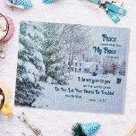 Winter-skogshus - John 14:27 Bible Verse Pussel<br><div class="desc">Bygg säsongens lugn med vår "fredliga vinterby" Jigszawa Puzzle. Det här fantastiska pusslet transporterar dig till en by som är täckt av snö och som är belägen djupt i en stor skog. Den höga gräs-träd-vaktmästaren, deras grenar skrapade i att lyssna på snö, medan husen, med deras charmerande åderlåtande tak, utstrålar...</div>
