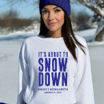 Winter Snö Funny Bachelorette Party White & Blue T Shirt<br><div class="desc">Lustigt vitt och blått Det är på väg till snö-säng för vinter/skidfest för bachelorette-festen. Anpassa den med din händelseinformation och ändra färg.</div>