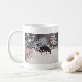 Winter snö scen med söt svart och brunt hund kaffemugg