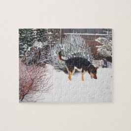Winter snö scen med söt svart och brunt hund pussel