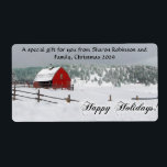 Winter Snö Scene med Red Barn, Glad helg Fraktsedel<br><div class="desc">Scenisk bild av en gård, med drivande vit snö längs ett betesstaket. Den ljusröda ladan står i hög kontrast till den vita snö, ljust grönt gräs träd och grått blå himmel. Glad helg i skriptteckensnitt nedan. Den här designen är tillgänglig som en fullständig samling med inbjudningar, hälsningskort, magneter, Stickers och...</div>