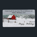 Winter Snö Scene med Red Barn, Glad helg Fraktsedel<br><div class="desc">Scenisk bild av en gård, med drivande vit snö längs ett betesstaket. Den ljusröda ladan står i hög kontrast till den vita snö, ljust grönt gräs träd och grått blå himmel. Glad helg i skriptteckensnitt nedan. Den här designen är tillgänglig som en fullständig samling med inbjudningar, hälsningskort, magneter, Stickers och...</div>