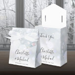 Winter Snöflingor Namnteckning skript Bröllop Presentaskar<br><div class="desc">Elegant bröllop-affär med snyggt namnteckning skript namn och speciella datum i modern typografi på vinterbakgrunden i snöflingor. Du kan anpassa dig med ditt eget tackmeddelande under locket. Ett perfekt sätt att tacka gästerna! Designad av Thisisnotme©</div>