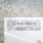 Winter Snöflingor Script Bröllop Returadress Returadress Etikett<br><div class="desc">Elegant namnteckning skriptinformation om snöflingor returadress under vintern med namnteckning uppgifter om stil namn och personlig. Designad av Thisisnotme©</div>