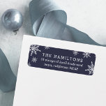 Winter Snowfall-Returadress Returadress Etikett<br><div class="desc">Enkelt och elegant med en festlig snöflingspets på kant,  våra returetiketter för vinframställning har modern typografi i skarp vit på mörkens midnattblå bakgrund. Perfekt för alla helgdagskort och all korrespondens under vintern.</div>
