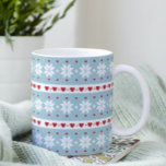 Winter Snowflake Hearts Designer Coffee Mugg<br><div class="desc">En underbar mönster av vitt snöflingor och röda hjärtan på vinterblå bakgrund. Designad för dig av Evco Studio.</div>