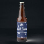 Winter Snowflake, Helgdag Ölflaska Etikett<br><div class="desc">Vinter Snowflake,  Helgdag öletiketter. Rent vita flingor från snö med marinblått,  detta är en underbar contemporary för vilken julfest som helst. Anpassa dina gåvor av öl med den här snöetiketten på helgdag. Den här designen koordinerar med vår Warm Winter Önskemål Collection på MetroEvents på Zazzle.</div>
