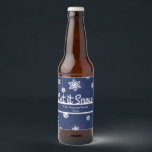 Winter Snowflake, Helgdag Ölflaska Etikett<br><div class="desc">Vinter Snowflake,  Helgdag öletiketter. Rent vita flingor från snö med marinblått,  detta är en underbar contemporary för vilken julfest som helst. Anpassa dina gåvor av öl med den här snöetiketten på helgdag. Den här designen koordinerar med vår Warm Winter Önskemål Collection på MetroEvents på Zazzle.</div>