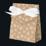 Winter Snowflake Kraft Prated Helgdag Presentaskar<br><div class="desc">Kraft tryckte ut en affisch med bandbåge. Kartongen är märkt med vitt och grått snöflingor av olika storlek. Perfekt för party, värdgåvor, bakade varor med mera. Konstruktion med faux (simulerad) Kraft mönster. Utformningen finns i en aktuell samling av modernt helgdag färg. Kontakta oss om du vill ha några anpassningar. Glad...</div>