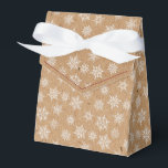 Winter Snowflake Kraft Prated Helgdag Presentaskar<br><div class="desc">Kraft tryckte ut en affisch med bandbåge. Kartongen är märkt med vitt och grått snöflingor av olika storlek. Perfekt för party, värdgåvor, bakade varor med mera. Konstruktion med faux (simulerad) Kraft mönster. Utformningen finns i en aktuell samling av modernt helgdag färg. Kontakta oss om du vill ha några anpassningar. Glad...</div>
