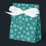 Winter Snowflake Teal Blue Helgdag Presentaskar<br><div class="desc">Blåblå affisch med bandbåge. Kartongen är märkt med vitt och grått snöflingor av olika storlek. Perfekt för party,  värdgåvor,  bakade varor med mera. Utformningen finns i en aktuell samling av modernt helgdag färg. Kontakta oss om du vill ha några anpassningar. Glad helg!</div>