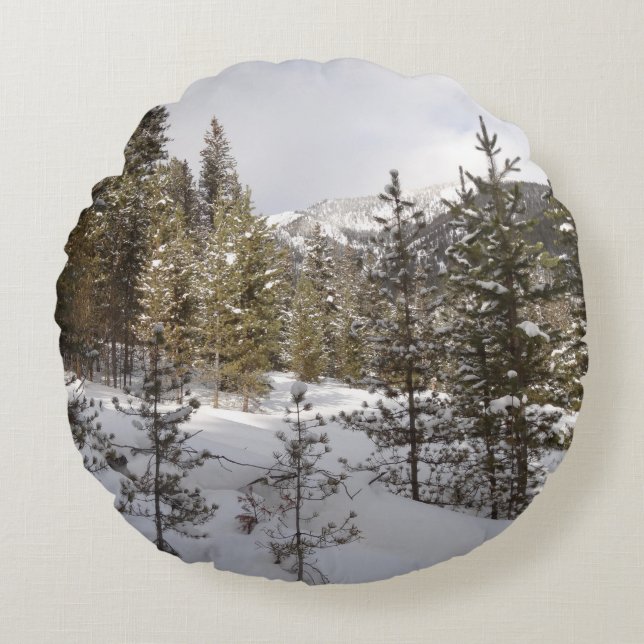 Winter Snowy Mountain Scene i Montana Rund Kudde (Framsidan)