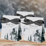 Winter Träd Modern Snowy Forest Julfest Presentaskar<br><div class="desc">En härlig vinterscen med en snö fylld skog av mörk grönt grisen och träd och en blek grått himlar dekorerar denna julfest för en bröllop- eller julgala. Detta moderna teckning i ett snölandskap är perfekt för ett evenemang i december eller januari.</div>
