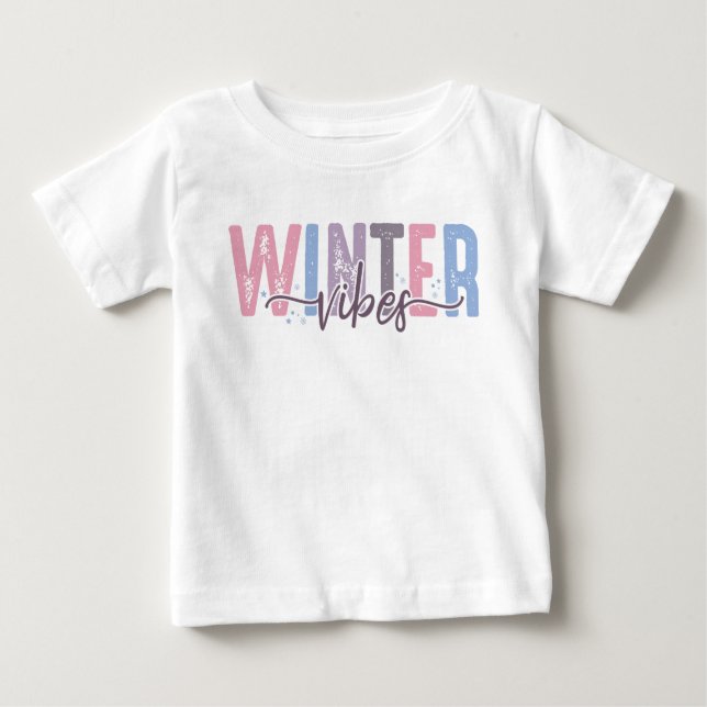 Winter Vibes - Mjuk pastelltypografi T Shirt (Framsida)