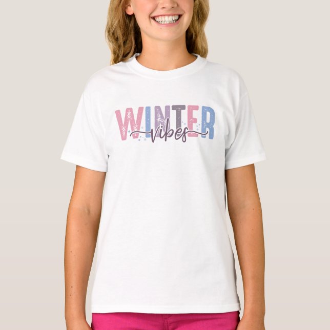 Winter Vibes - Mjuk pastelltypografi T Shirt (Framsida)