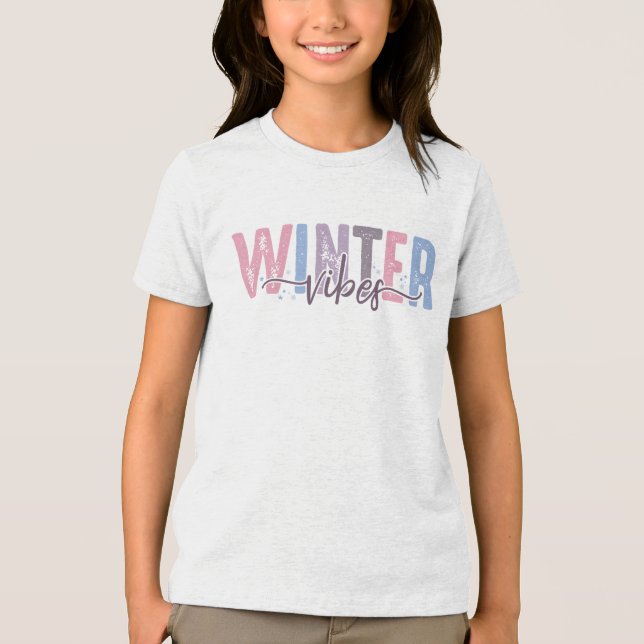 Winter Vibes - Mjuk pastelltypografi T Shirt (Framsida)