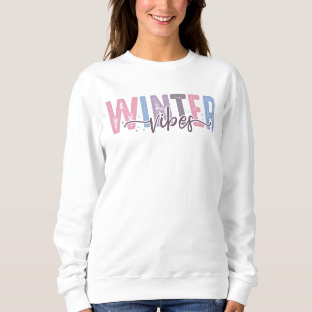 Winter Vibes - Mjuk pastelltypografi T Shirt (Framsida)
