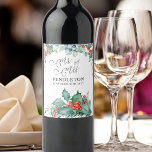 Winter Wedding Holly och Berries Vinflaska Etikett<br><div class="desc">Vinterbröllopsetiketter i flaska med vin med vattenfärgsdesign och kalligrafi av elegant. Den här konstruktionen har vinterbär,  holly,  gräs och evergreen grey. Ett vackert val för ett vinterbröllop eller jul bröllop.</div>