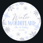 Winter Wonderland Blue Snowflake Födelsedagsfest Runt Klistermärke<br><div class="desc">Det här är Vinter Wonderland Blue Snowflake Födelsedagsfest Favor Stickers!</div>