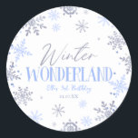 Winter Wonderland Blue Snowflake Födelsedagsfest Runt Klistermärke<br><div class="desc">Det här är Vinter Wonderland Blue Snowflake Födelsedagsfest Favor Stickers!</div>