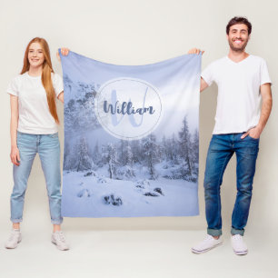 Winter wonderland dimspruce forest snö monogram fleecefilt