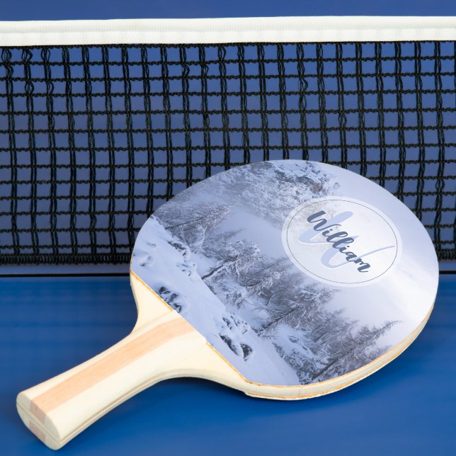 Winter wonderland dimspruce forest snö monogram pingisracket (Insitu)