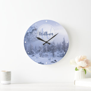 Winter wonderland dimspruce forest snö monogram stor klocka