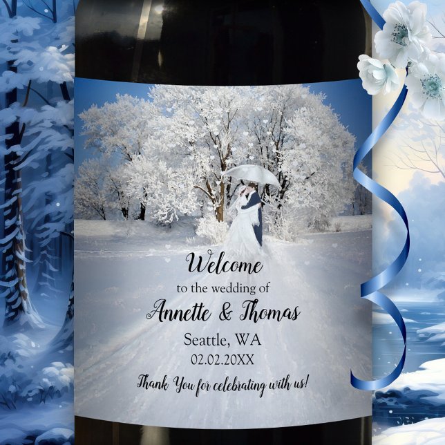 Winter Wonderland Fine Art Bröllop Vinflaska Etikett (Wedding wine label featuring a fine art painting of a couple with umbrella in winter wonderland)