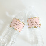 Winter Wonderland Girl Baby Shower Vattenflaskor Etikett<br><div class="desc">Skapa en minnesvärd babydusch i en av rosa med de här vackra etiketterna på Winter Wonderland vattenflaska. De här vackra märkena kommer att tillföra magi och förvandla firande till en saga för vintern. Perfekt för en flickdusch, de lovar att fånga dina gäster och lämna dem att gissa sig för varje...</div>