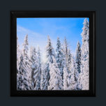 Winter Wonderland Gräs Träd i Snö Minnesask<br><div class="desc">Vinter Wonderland Gräs Träd i Snö med Blå himmel. Det är en vacker dag med blå himmel och mousserande kristallsnö på hög grönt gräs träd. Perfekt frost på en coola vinterdag. Verkligen gör att du vill sjunga en julvagn eller slå skidbackarna.</div>