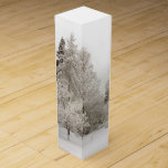 Winter Wonderland Vin Box Anpassningsbar liggande  Presentask För Vinflaska<br><div class="desc">Winter Wonderland Vin Box Personlig Canadian Landcape Winter Forest Vin Boxes Bevackra Winter Gift Boxes Smyckeskrins Keepsak Nondenominational Helgdag Vin Boxes Anpassade Snö Covered Träd Boxes Gifts Mementos för manar, Women, Boys, Girls Click "Customize" för att lägga till mer text Välj Typsnitt och Anpassningsbar Färg Personlig Vin jul Snö Boxes...</div>