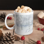 Winter Wood Scene Låt det snöa Kaffemugg<br><div class="desc">Vit och grått snövintern i skogen med mysigt hus. Anpassade-låt det snöa text.</div>