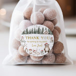 Winter Woodland Animals Birthday Runt Klistermärke<br><div class="desc">Lägg till en festlig beröring till party favors eller dekorationer med vår Winter Woodland Animals Birthday Classic Round Sticker! De här klistermärkena har goda skogskapslar i mysiga vinterhattar och ger din firande en vismisk charm. Med en snöskogarnas bakgrund och mjuk, säsong färg, är de perfekter för att fästa vid party...</div>