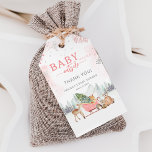 Winter Woodland Baby Det är Kall utanför babyskabu Presentetikett<br><div class="desc">Den här söta vinterskålens rosa babydusch är en perfekt för baby. Det är kall utanför temavoskon. Utformningen har vackra vattenfärgade trädsdjur i ett slö omgivet av bergen träd och snöflingor som den blivande mamma och gästerna är säkra på för kärlek. Anpassa med namn och datum.</div>