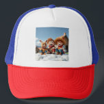Winterfreunde im Glück Keps<br><div class="desc">Drei kleine Freunde erleben einen Tag voller Lachen und Leichtigkeit. Mit ihren fröhlichen Gesichtern und farbenfrohen Outfits bringen sie Wärme in jede Winterkulisse – ein bezauberndes Motiv für Kinder und alle, die das Herz berühren wollen.</div>