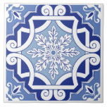 Winterleaf-Rulla Kakelplatta<br><div class="desc">Winterleaf Rulla Design är inspirerad av den elegans som traditionella europeiska keramik har, och den har en djärv snöflingliknande blommigt, som är innesluten i ett komplicerat rullverk och en geometrisk ram. Utgiven i rik av kobolt och himmel blå, denna tidlösa mönster balanserar symmetri och blomning - perfekt för att upphöja...</div>