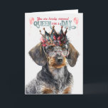 Wirehair Dachshund Queen for Day Funny Birthday Kort<br><div class="desc">Den här söta och torra lilla Dachshund ser ut som en drottning och skickar födelsedagspresent önskemål till den unge som kärlek rasen.</div>