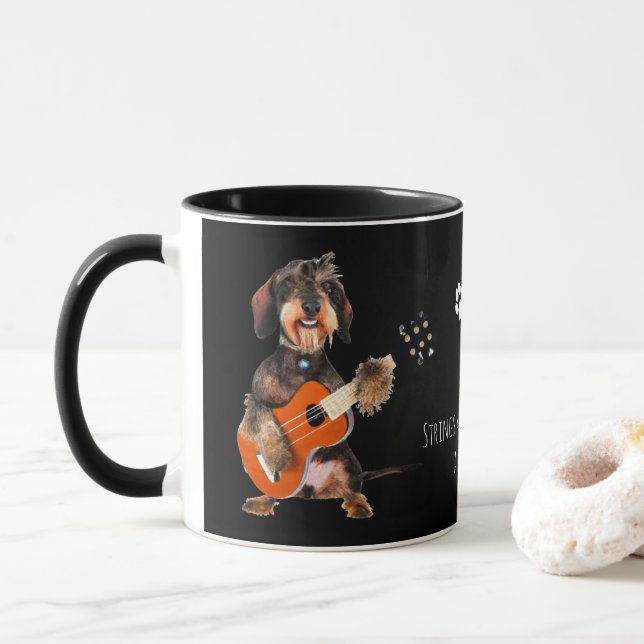 Wirehair Dachshund Spela upp akustiskt gitar Mugg (Med munk)