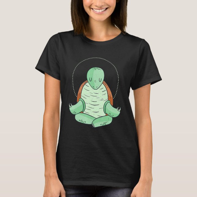 Wise Turtle Yoga Meditating T Shirt (Framsida)